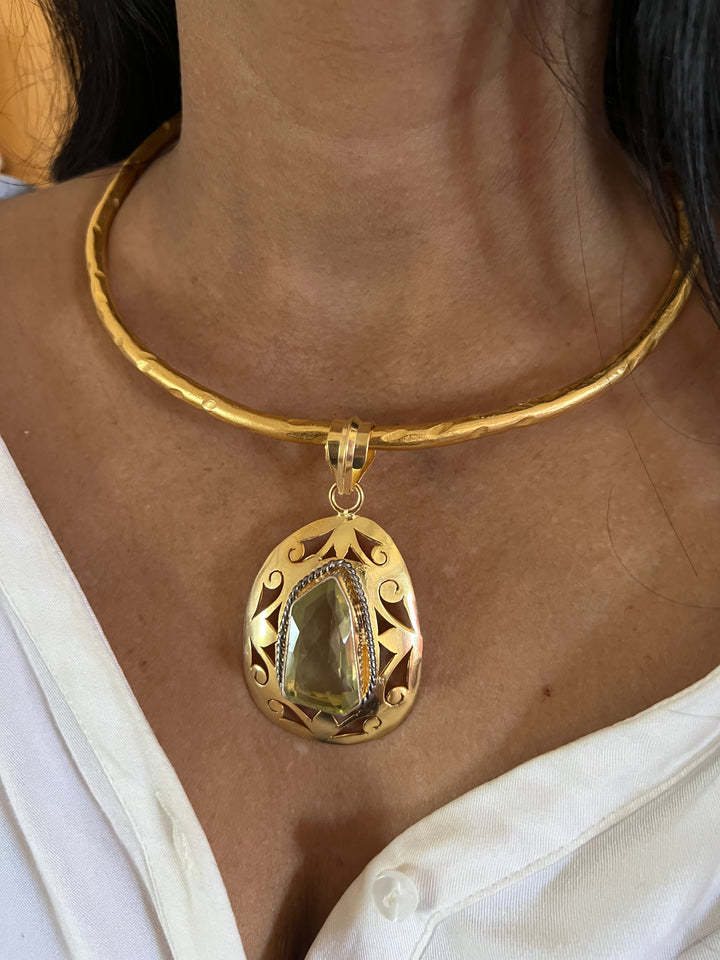 Hasli Necklace with Pretty Pendant