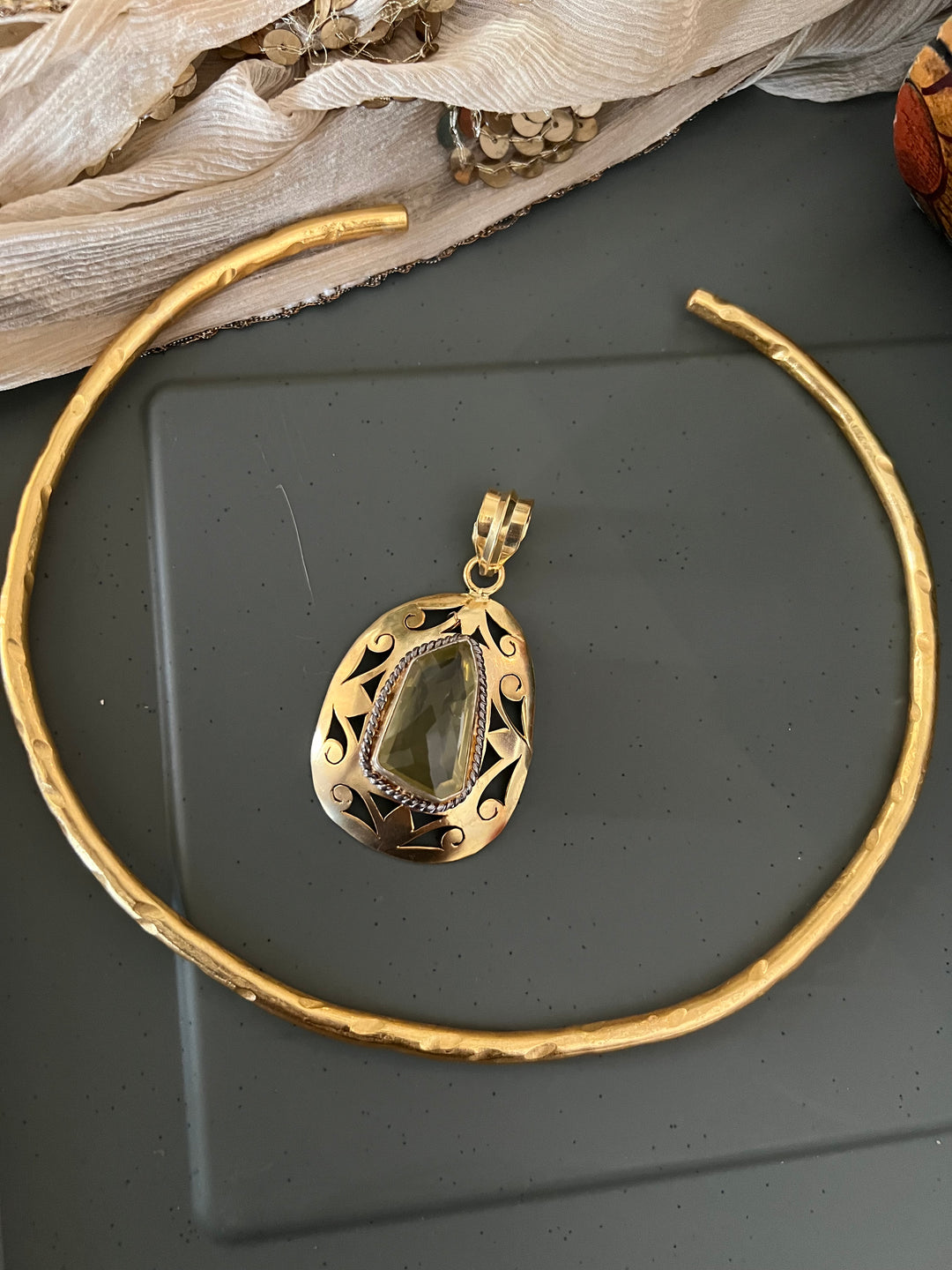 Hasli Necklace with Pretty Pendant