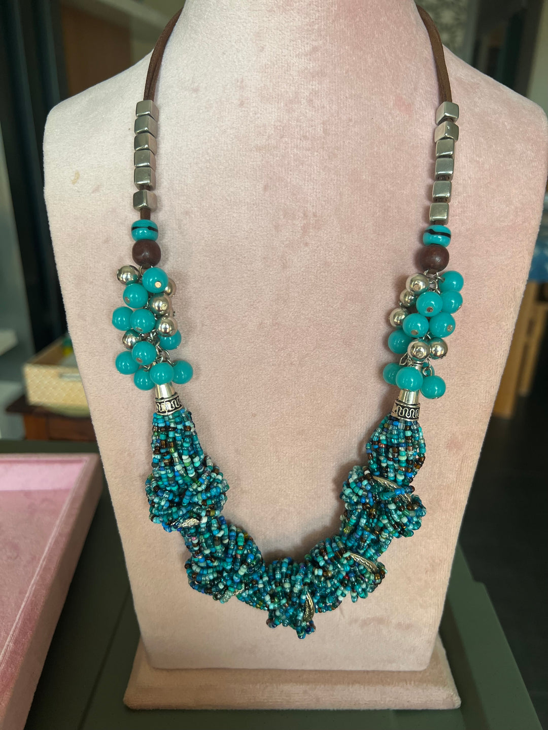 Elegance in Beads: Resortwear & Beach-Ready Necklace