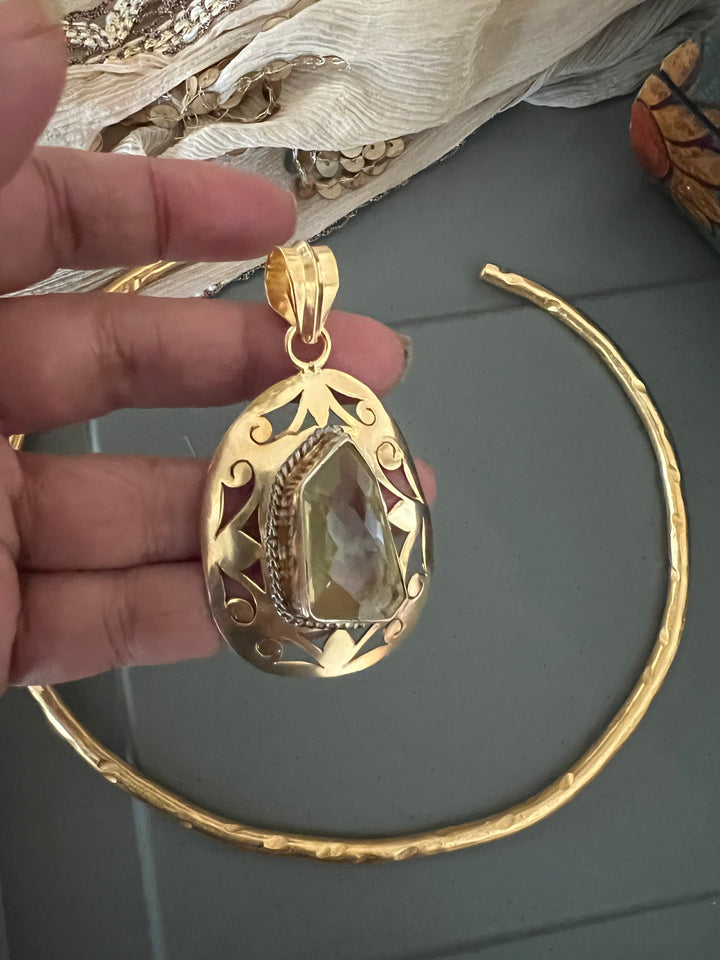 Hasli Necklace with Pretty Pendant