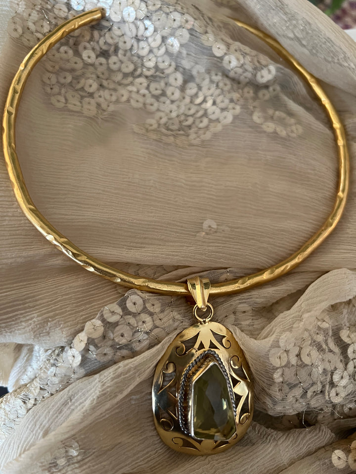 Hasli Necklace with Pretty Pendant