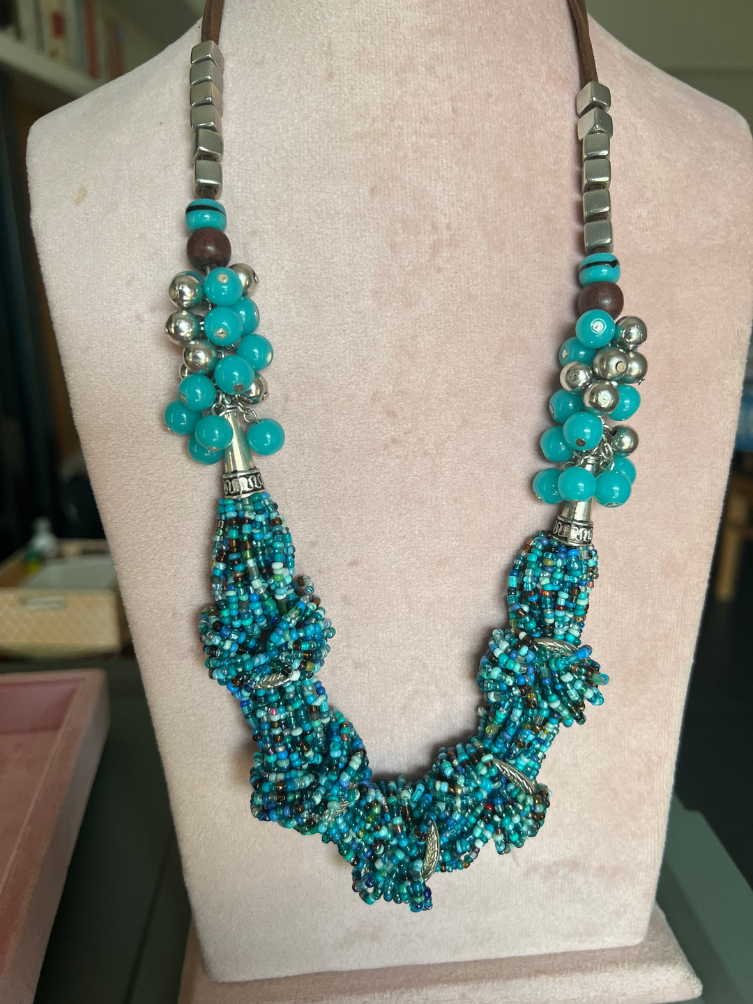 Elegance in Beads: Resortwear & Beach-Ready Necklace