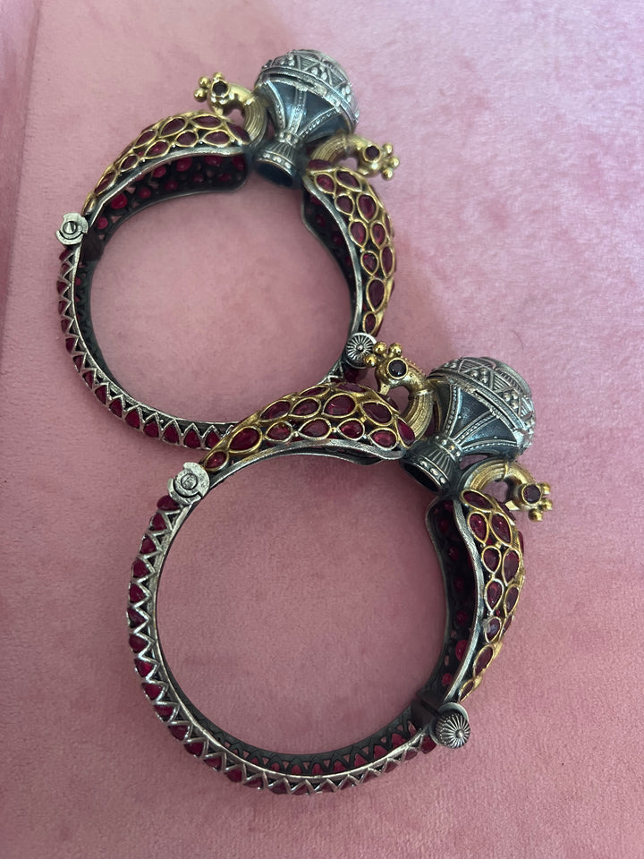 Vintage Twin Peacock Bangle: Timeless Elegance