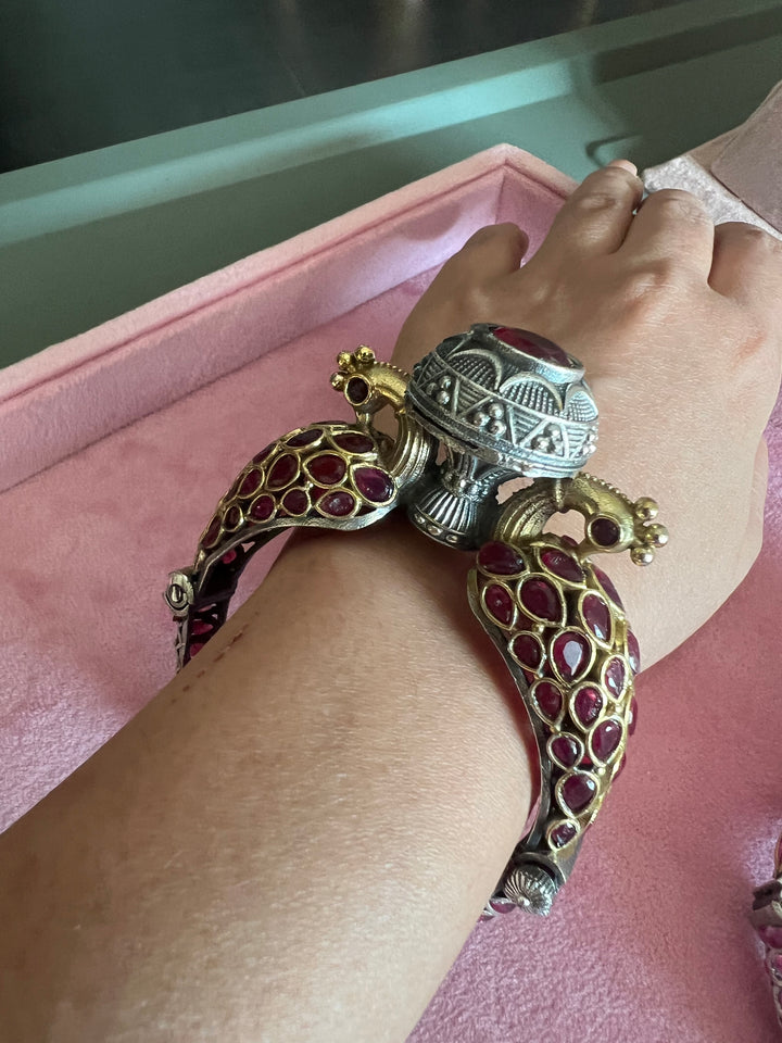 Vintage Twin Peacock Bangle: Timeless Elegance
