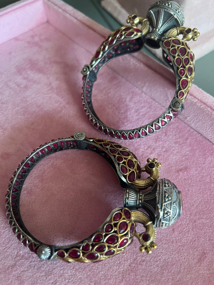 Vintage Twin Peacock Bangle: Timeless Elegance