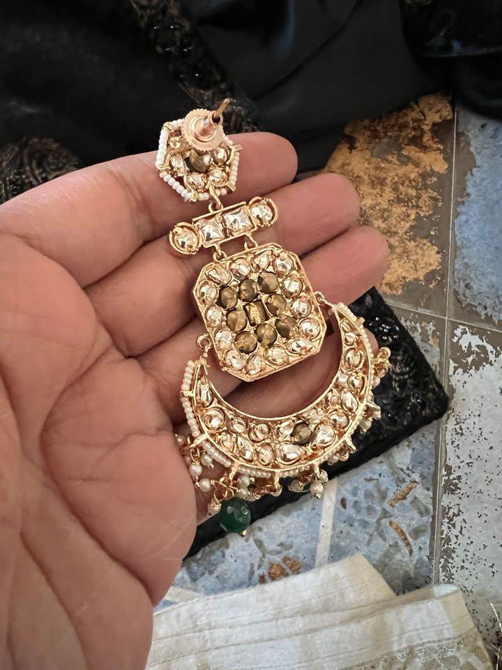 Elegant Kundan Choker Necklace with Chandbalis