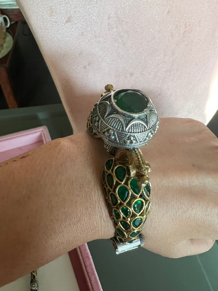 Vintage Twin Peacock Bangle: Timeless Elegance