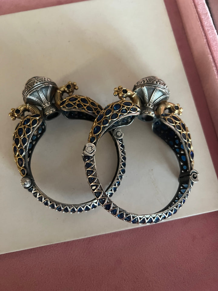 Vintage Twin Peacock Bangle: Timeless Elegance