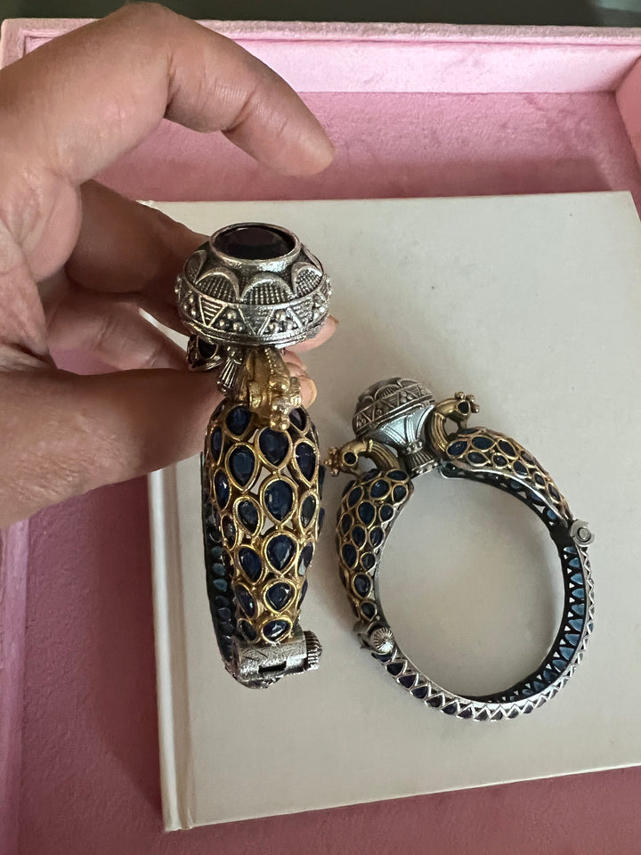 Vintage Twin Peacock Bangle: Timeless Elegance