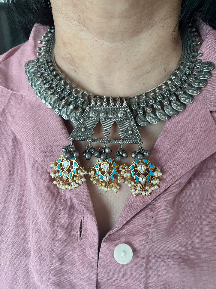 Exquisite Fusion Necklace with Kundan Embellishments