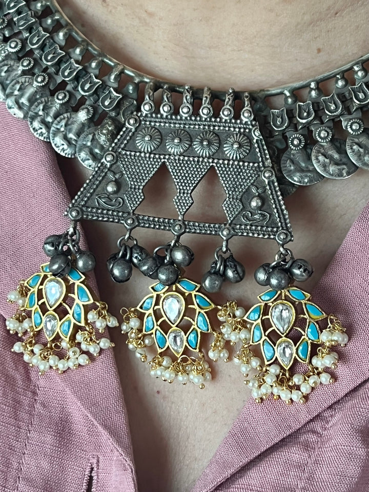 Exquisite Fusion Necklace with Kundan Embellishments