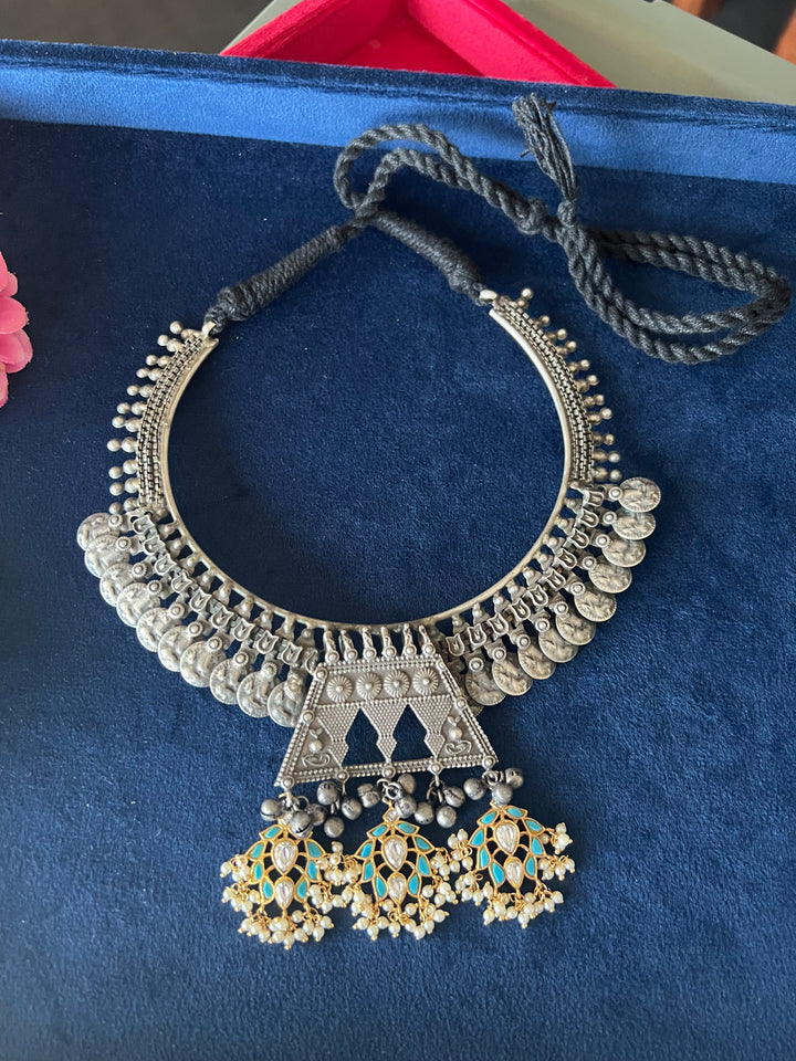 Exquisite Fusion Necklace with Kundan Embellishments