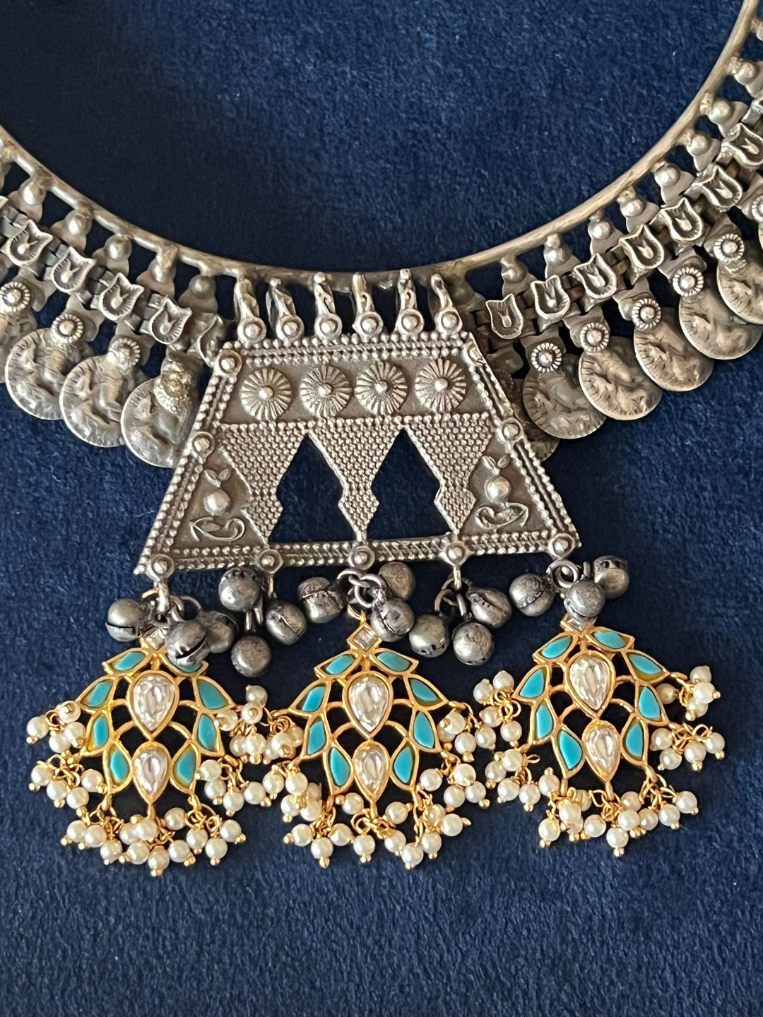 Exquisite Fusion Necklace with Kundan Embellishments
