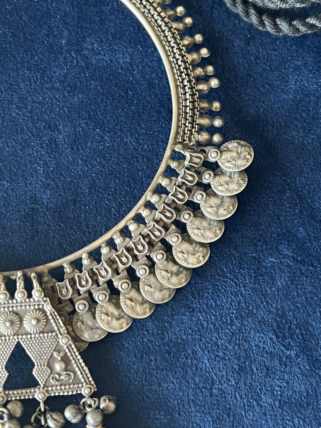 Exquisite Fusion Necklace with Kundan Embellishments
