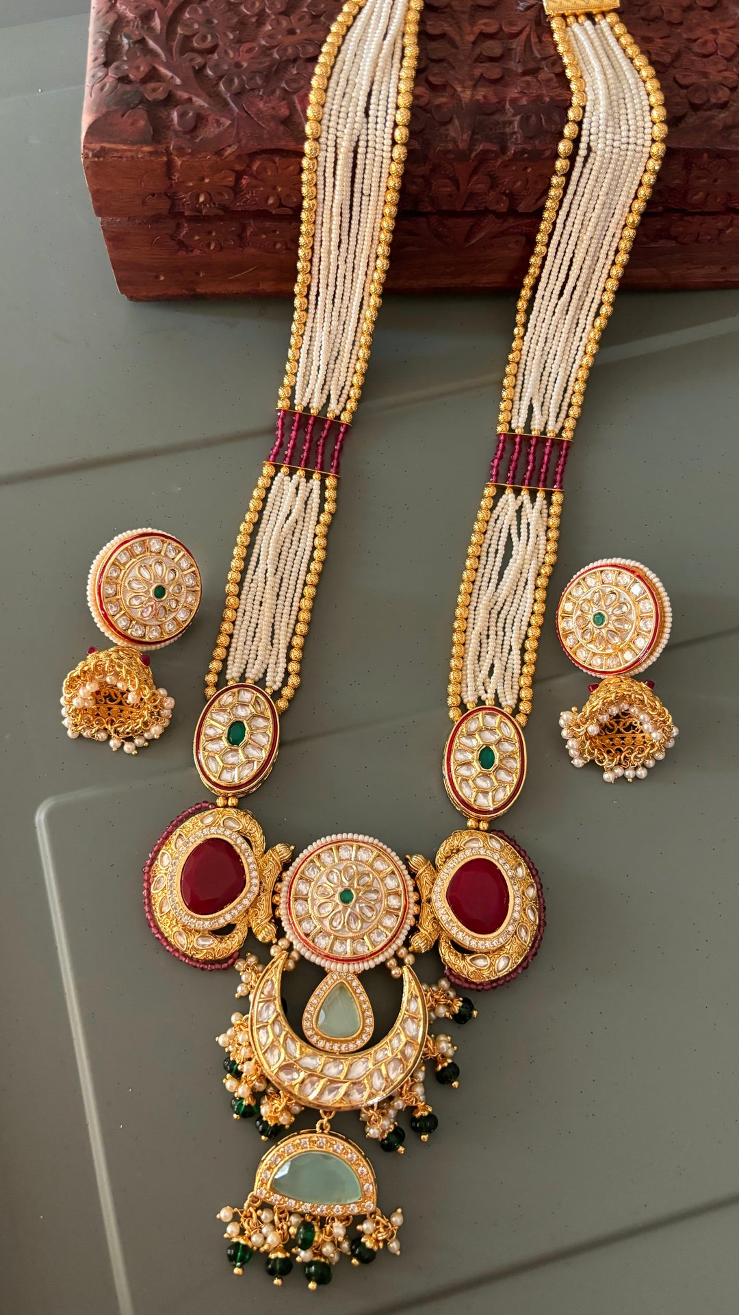 Exquisite Pendant Necklace Set - A Masterpiece of Elegance