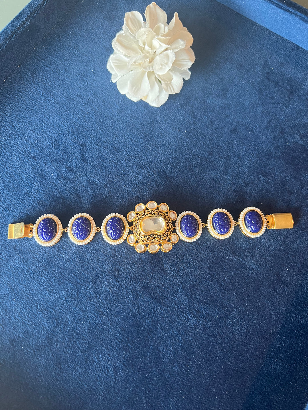 Elegant Kundan Bracelet with Exquisite Carved Stones