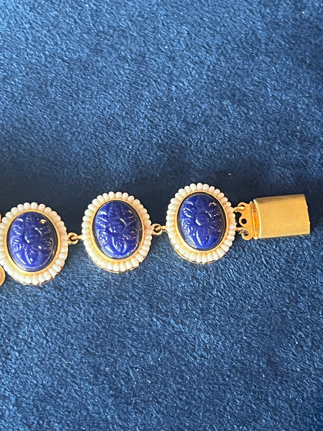 Elegant Kundan Bracelet with Exquisite Carved Stones