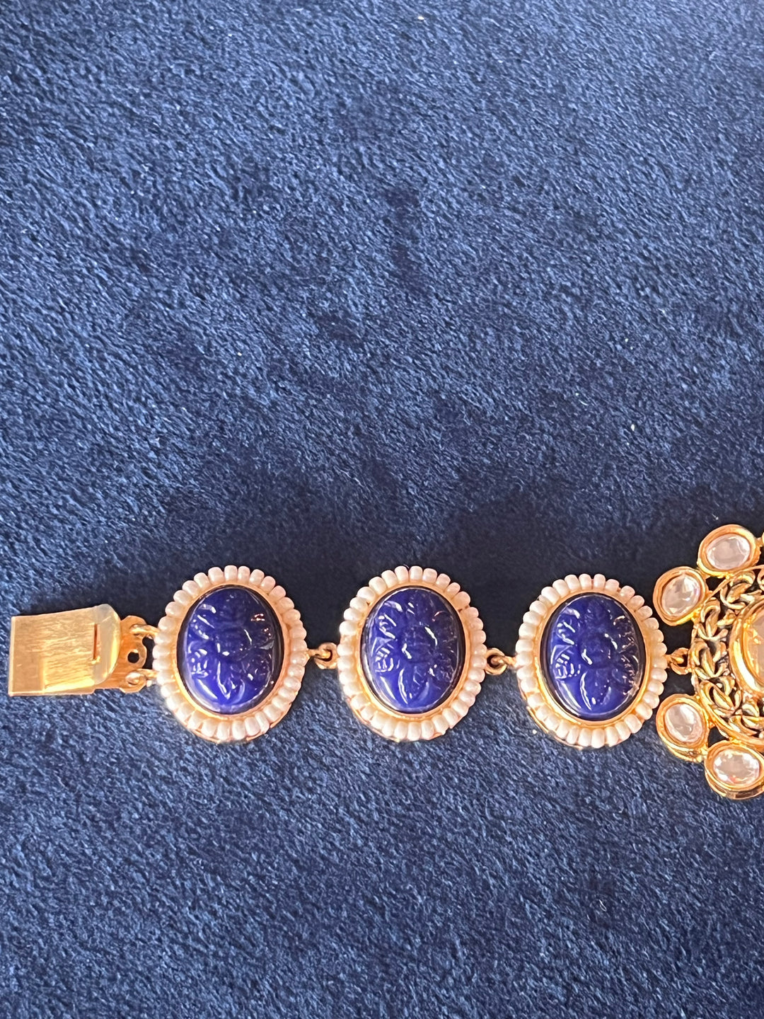 Elegant Kundan Bracelet with Exquisite Carved Stones