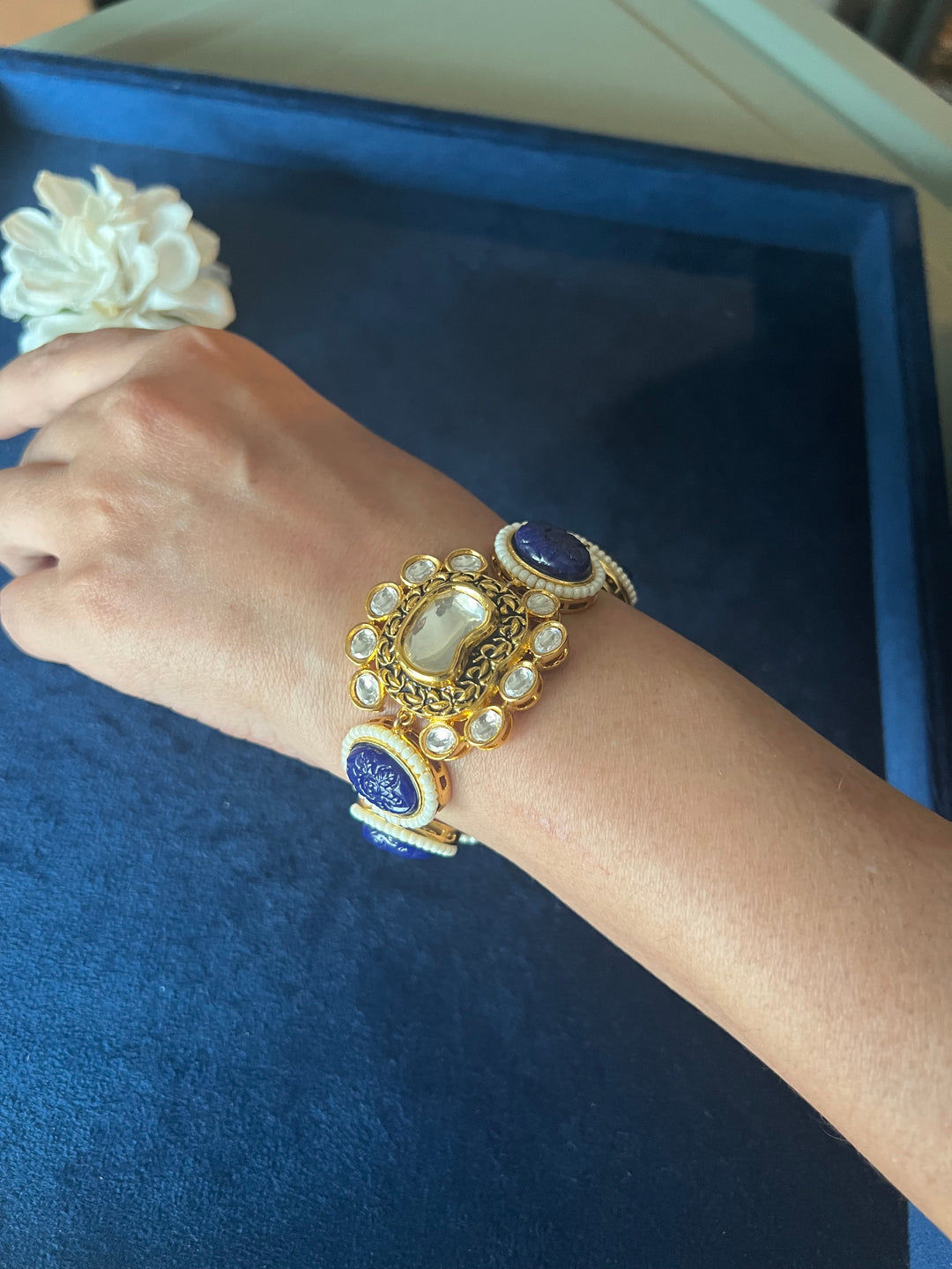 Elegant Kundan Bracelet with Exquisite Carved Stones