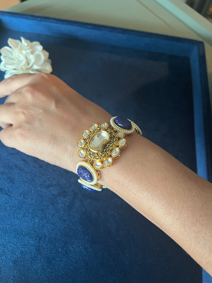 Elegant Kundan Bracelet with Exquisite Carved Stones