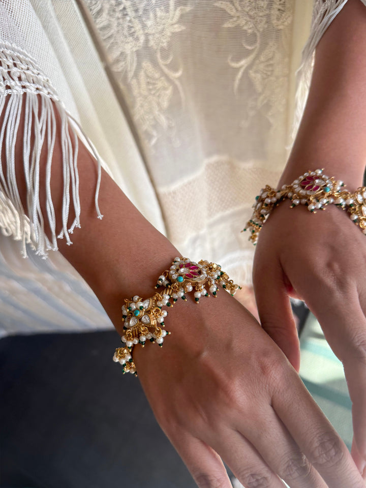 Beautiful Jadau Bangle with Exclusive Kundan Embellishment