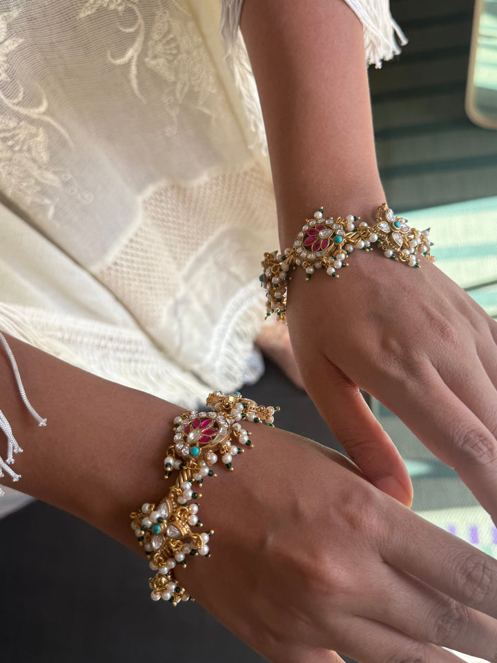 Beautiful Jadau Bangle with Exclusive Kundan Embellishment