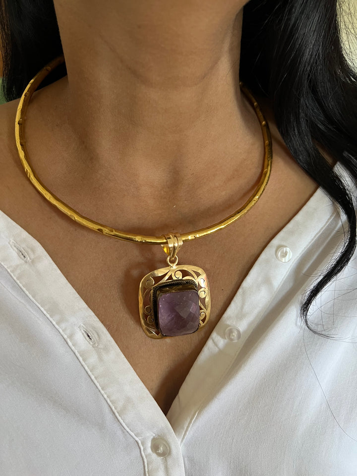 Hasli Necklace with Pretty Pendant