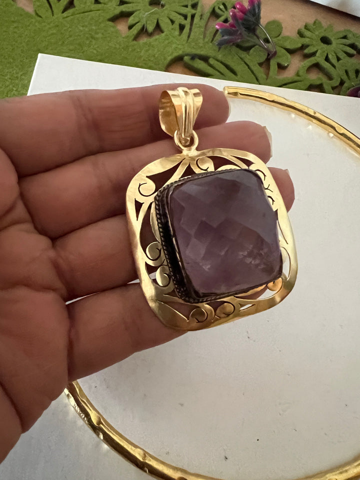 Hasli Necklace with Pretty Pendant