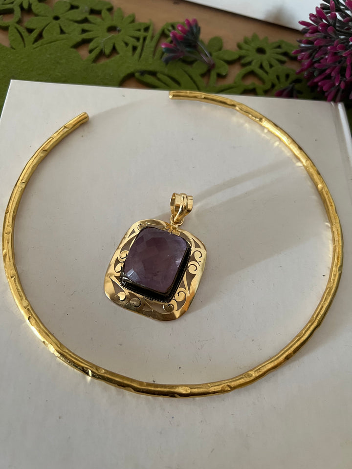 Hasli Necklace with Pretty Pendant