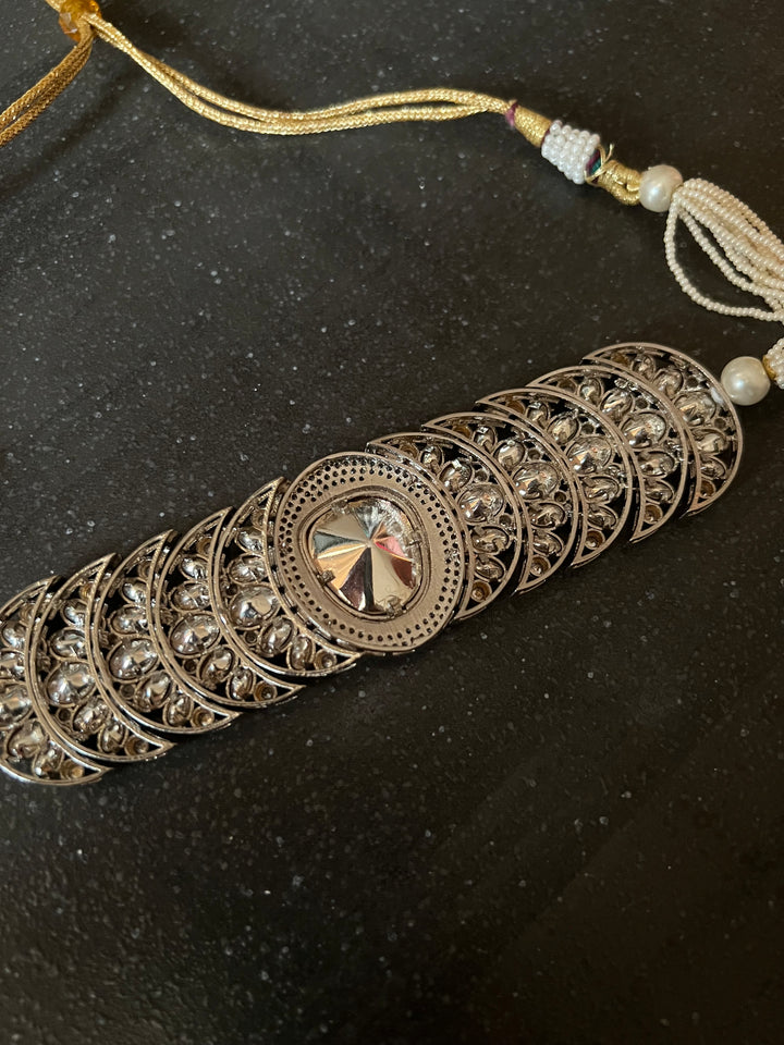 Scintillating Kundan Choker with Earrings