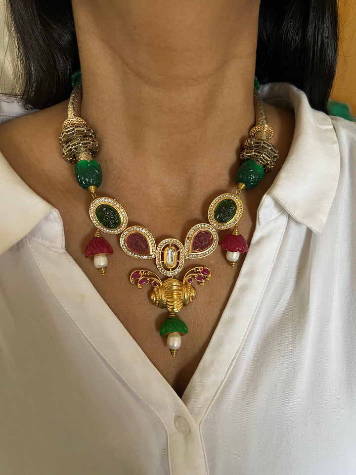 Elegant Fusion Hasli Necklace with Earrings