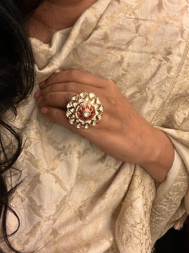 Statement Kundan Rotating Ring