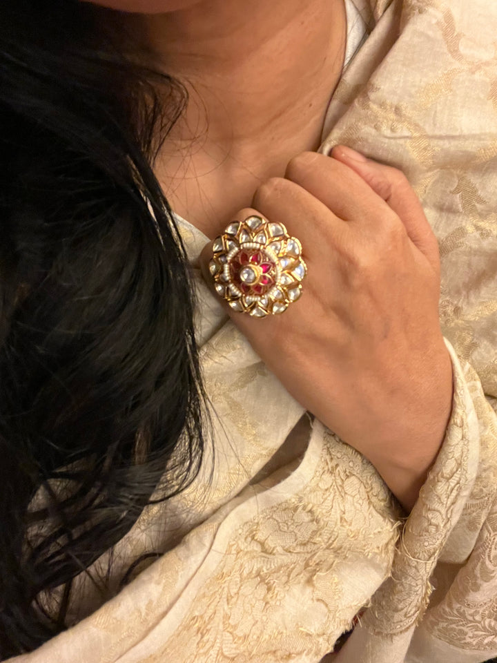 Statement Kundan Rotating Ring