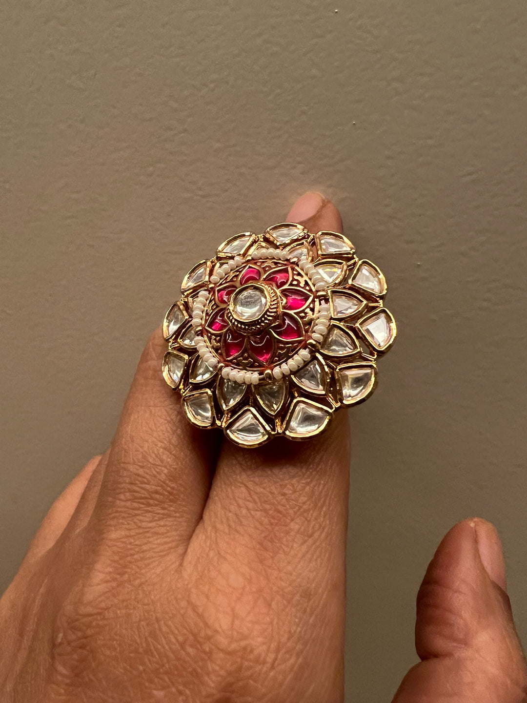 Statement Kundan Rotating Ring