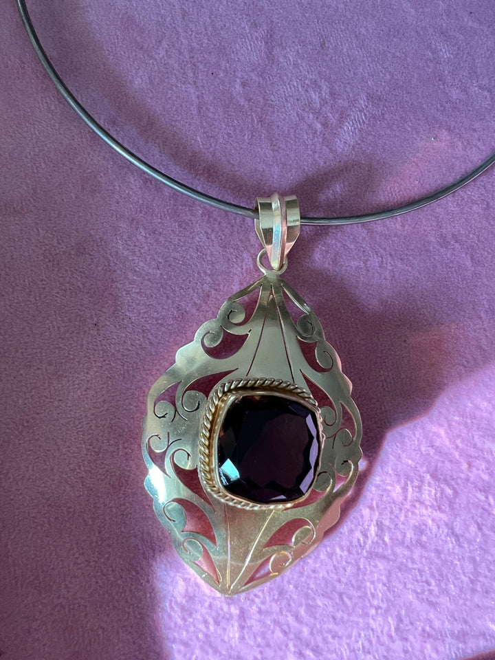 Exquisite Pendant Hasli Necklace