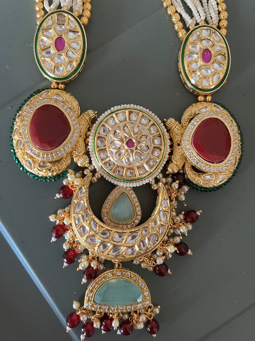 Exquisite Pendant Necklace Set - A Masterpiece of Elegance