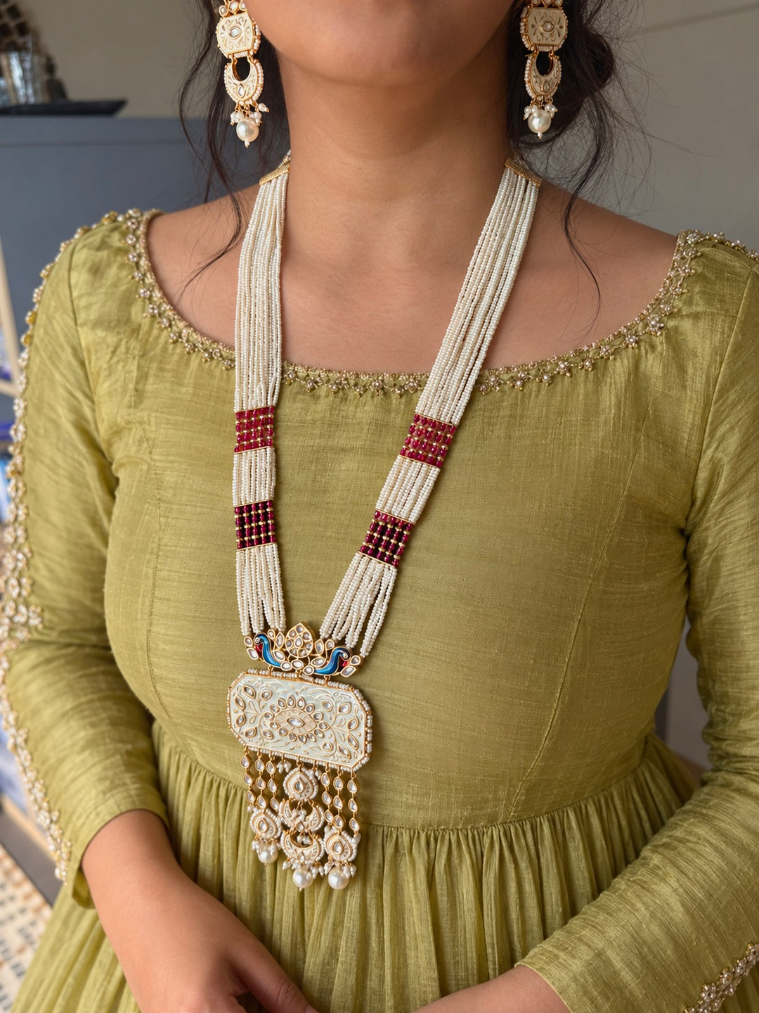 White Enamel Peacock Pendant Pearl Mala Set