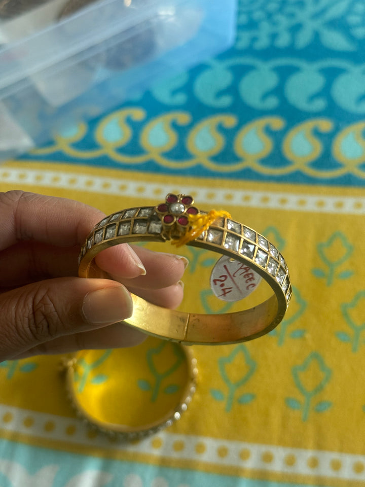 Exquisite Jadau Kundan Bangle Set - Unparalleled Quality and Craftsmanship