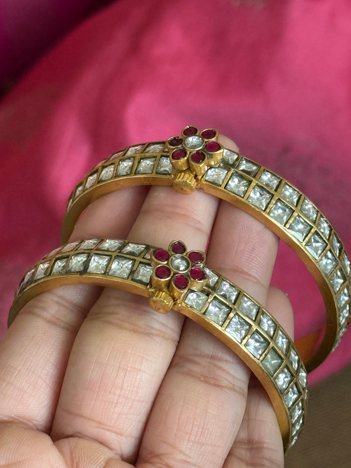 Exquisite Jadau Kundan Bangle Set - Unparalleled Quality and Craftsmanship