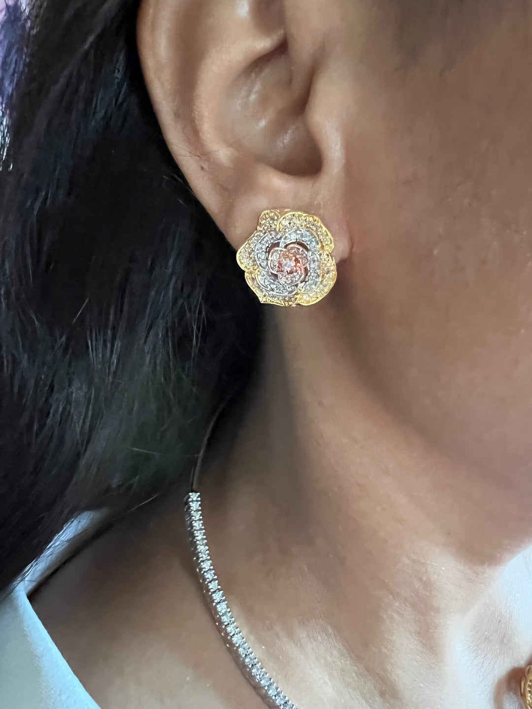 Cute Flower Design Necklace Set with Three-Tone Polish and Sparkling CZ Stones – Perfect for Cocktails & Night Outs