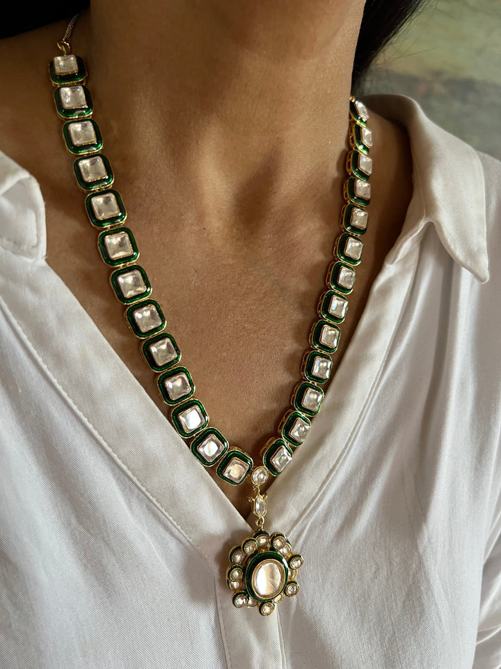 Light and Elegant Kundan Necklace Set – Perfect for Destination Weddings