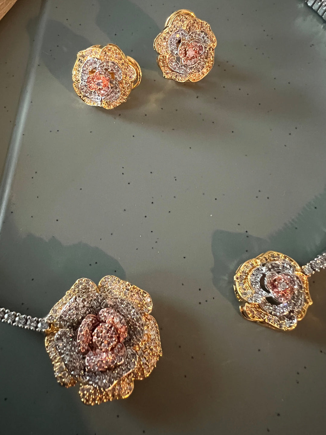Cute Flower Design Necklace Set with Three-Tone Polish and Sparkling CZ Stones – Perfect for Cocktails & Night Outs