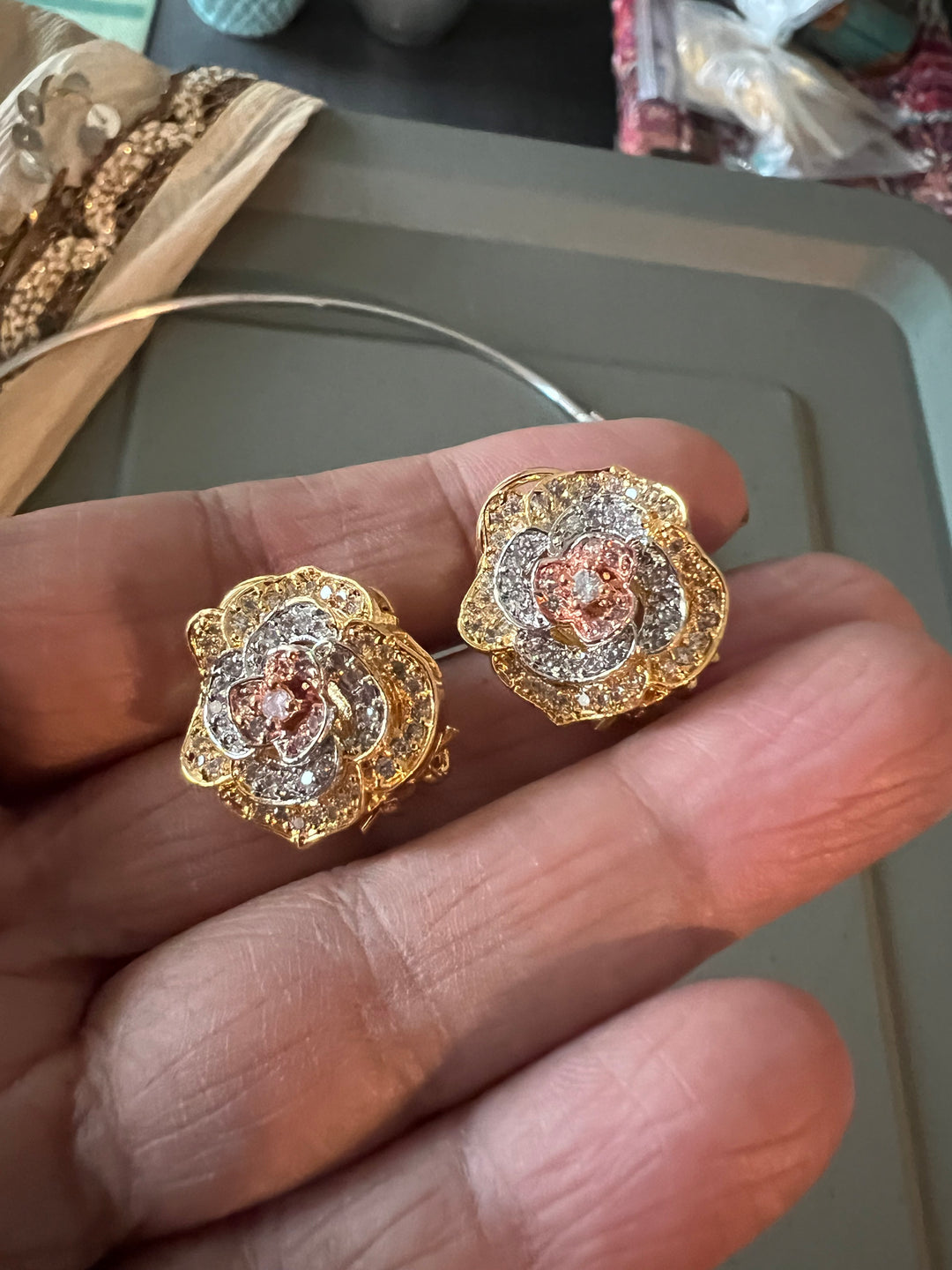 Cute Flower Design Necklace Set with Three-Tone Polish and Sparkling CZ Stones – Perfect for Cocktails & Night Outs