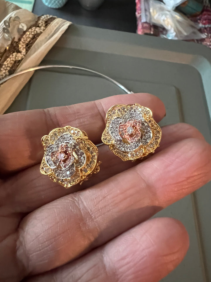 Cute Flower Design Necklace Set with Three-Tone Polish and Sparkling CZ Stones – Perfect for Cocktails & Night Outs