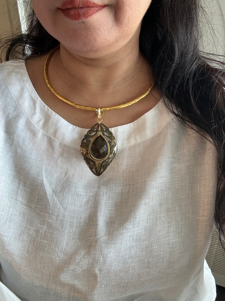 Hasli Necklace with Pretty Pendant