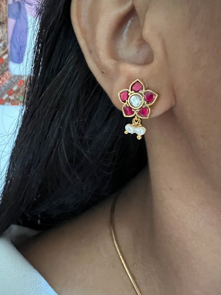 Light Silver Flower Kundan Necklace with Cute Earrings