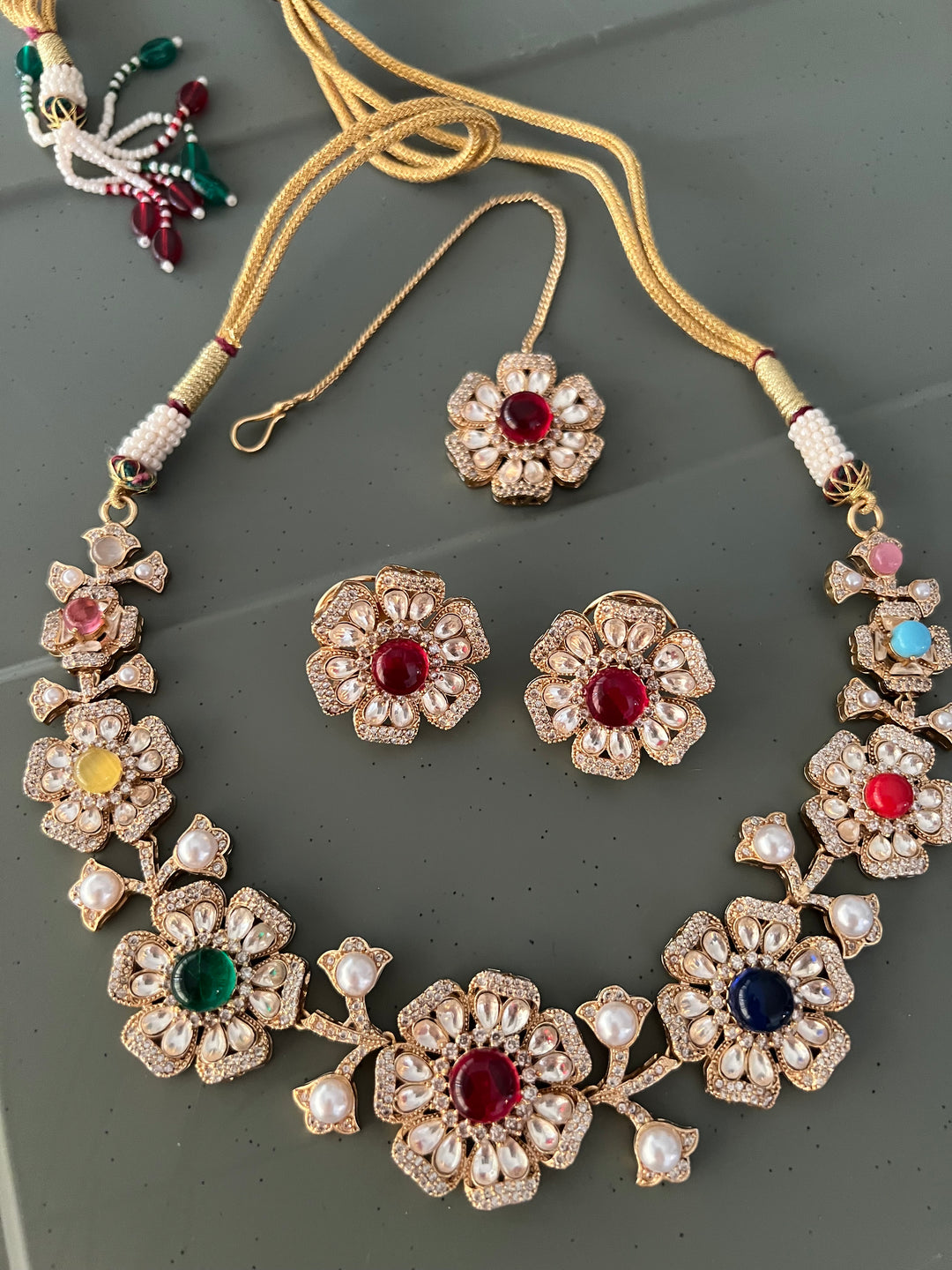 Scintillating Bridal Kundan Necklace with Earrings and Maangtikka