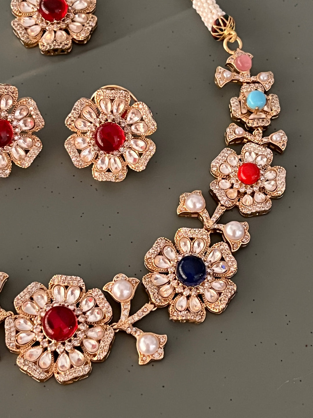 Scintillating Bridal Kundan Necklace with Earrings and Maangtikka