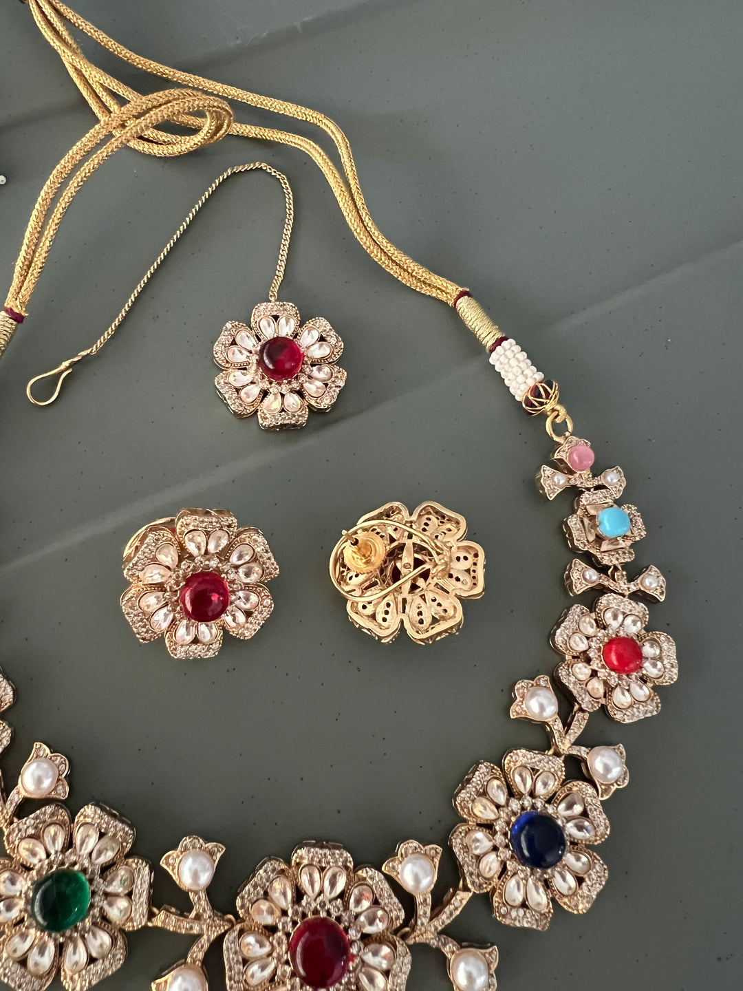 Scintillating Bridal Kundan Necklace with Earrings and Maangtikka
