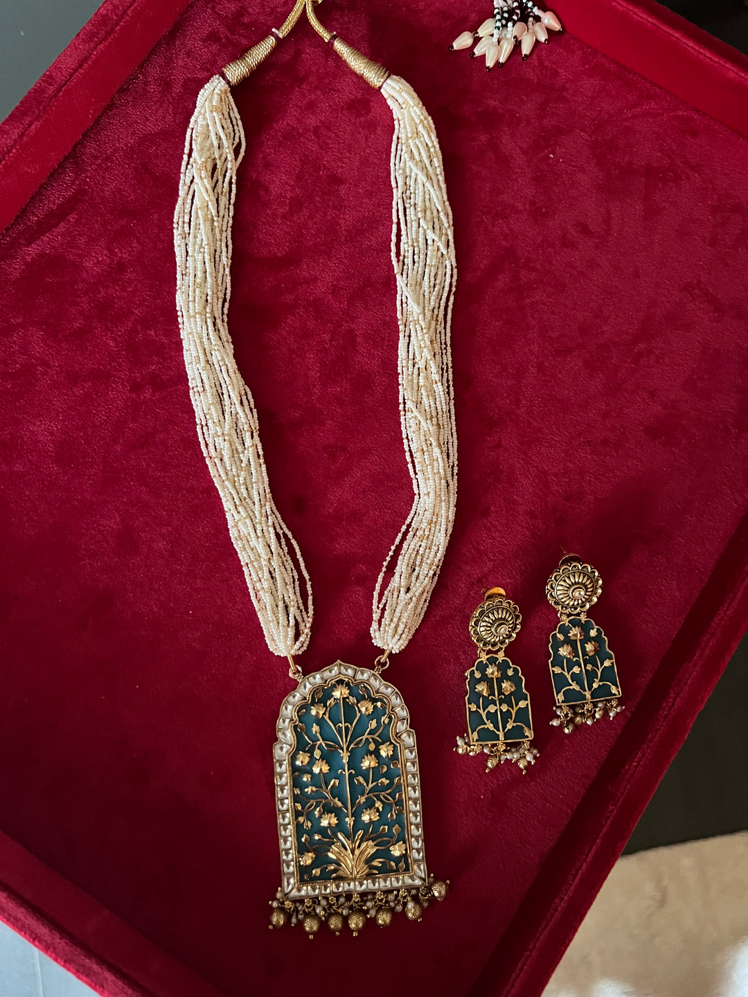 Exquisite Fusion Pendant Necklace Set - A Masterpiece of Elegance